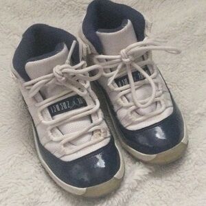Jordan Kids Sneakers in Navy and White